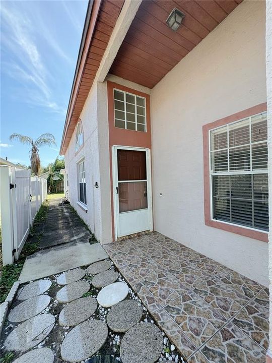 For Rent: $2,200 (3 beds, 2 baths, 1684 Square Feet)