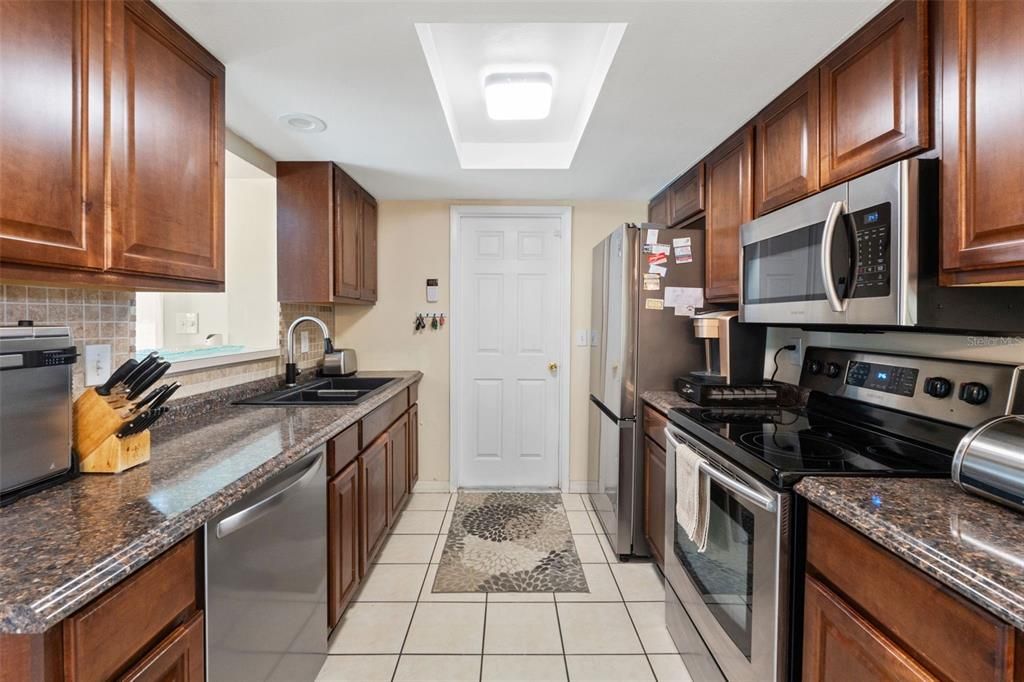 For Sale: $249,000 (2 beds, 1 baths, 1032 Square Feet)