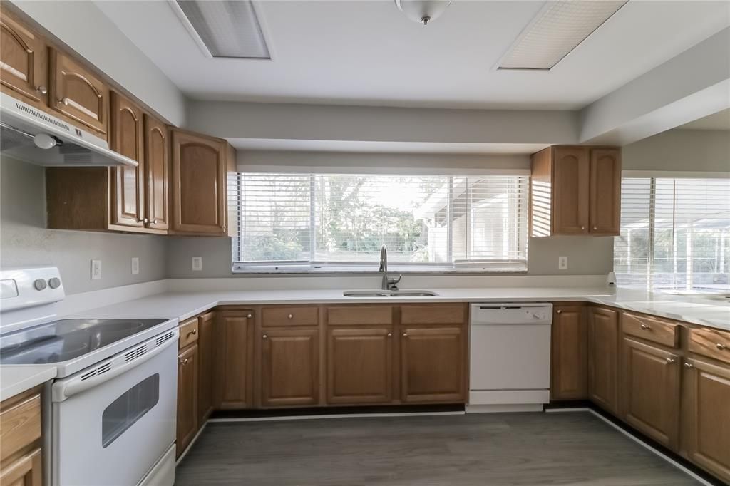 For Rent: $2,445 (3 beds, 2 baths, 1593 Square Feet)