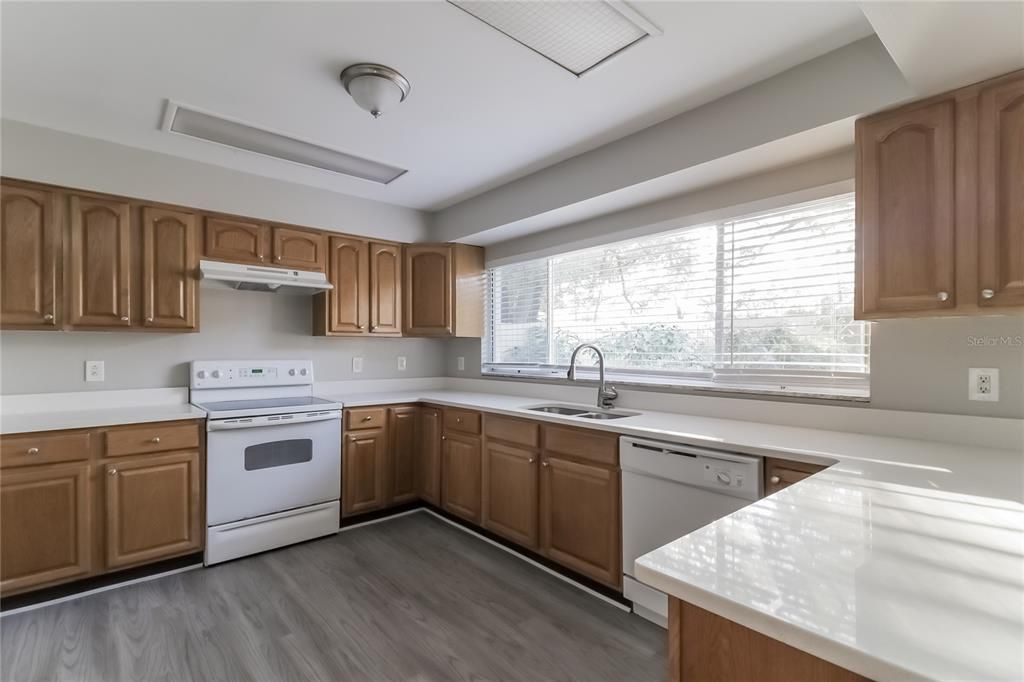 For Rent: $2,445 (3 beds, 2 baths, 1593 Square Feet)