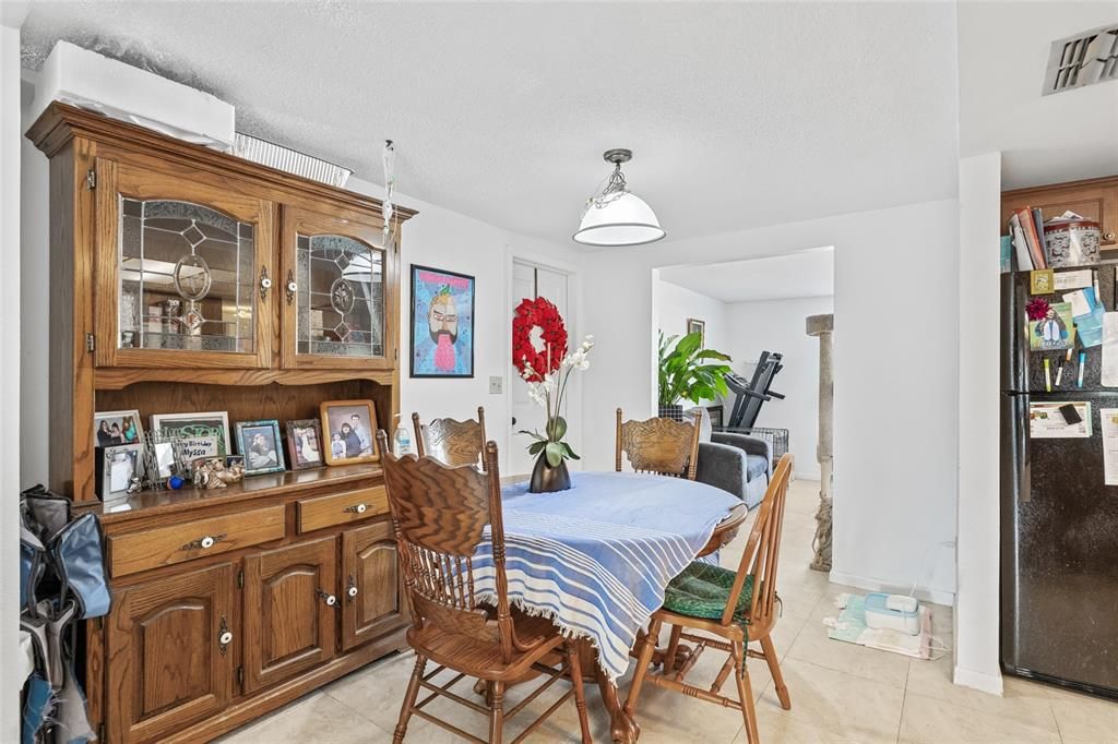 For Sale: $253,000 (2 beds, 1 baths, 1044 Square Feet)