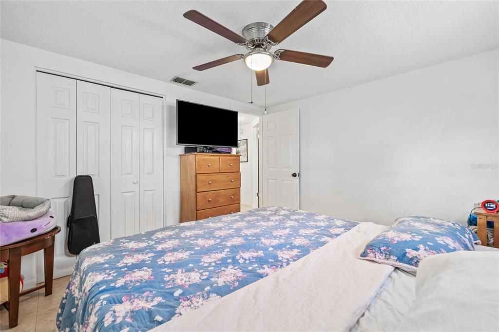 For Sale: $253,000 (2 beds, 1 baths, 1044 Square Feet)