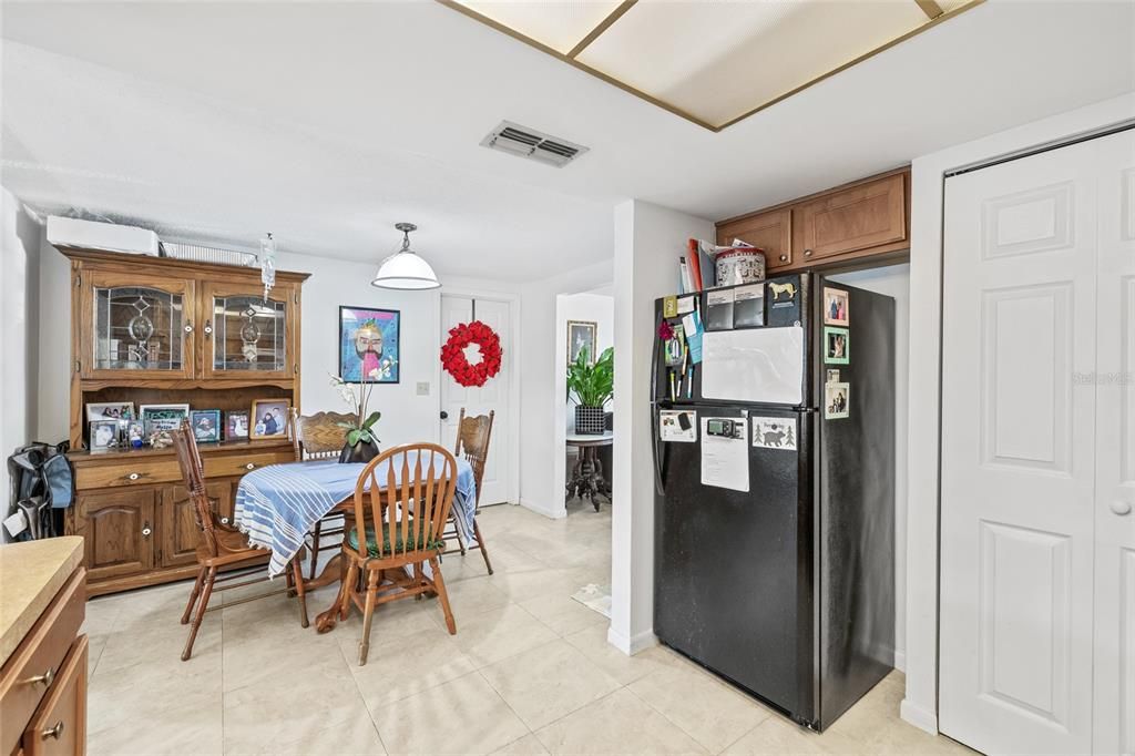 For Sale: $253,000 (2 beds, 1 baths, 1044 Square Feet)