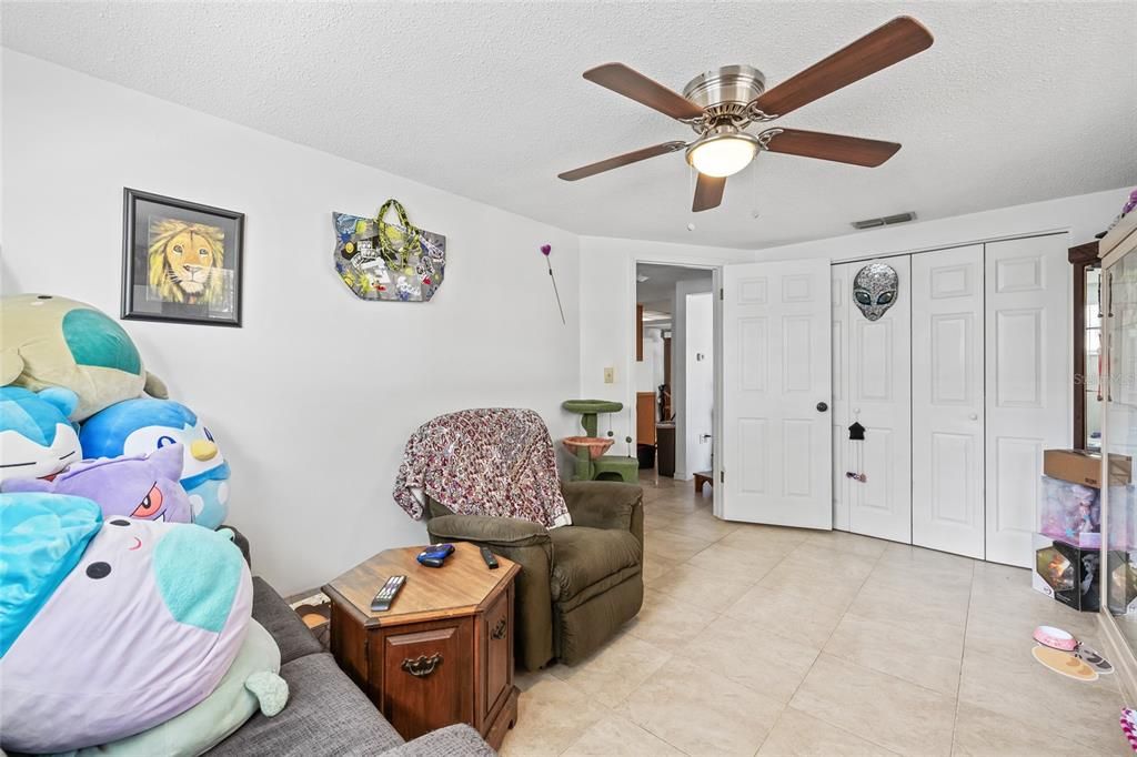 For Sale: $253,000 (2 beds, 1 baths, 1044 Square Feet)