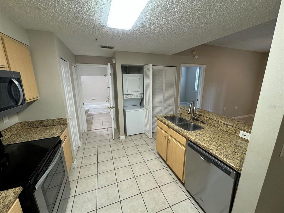 For Rent: $1,350 (1 beds, 1 baths, 632 Square Feet)