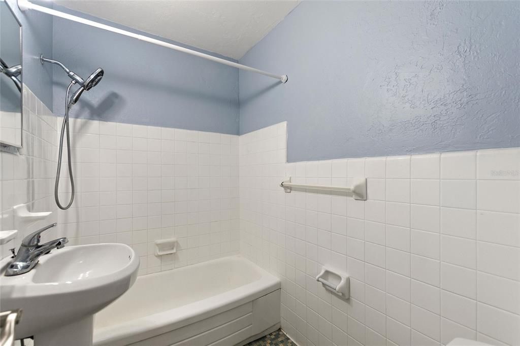 For Sale: $125,000 (1 beds, 1 baths, 708 Square Feet)