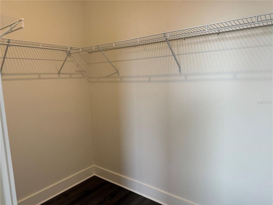 LARGE WALK-IN CLOSET