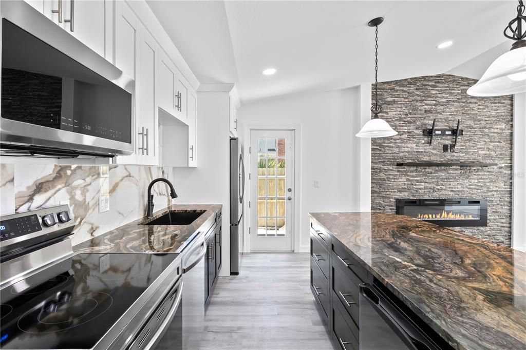 If you are very particular and like having upscale touches, this home and kitchen were made for you! Brand new stainless steel appliances, large kitchen sink, STUNNING granite that is a work of art in itself - impeccable!