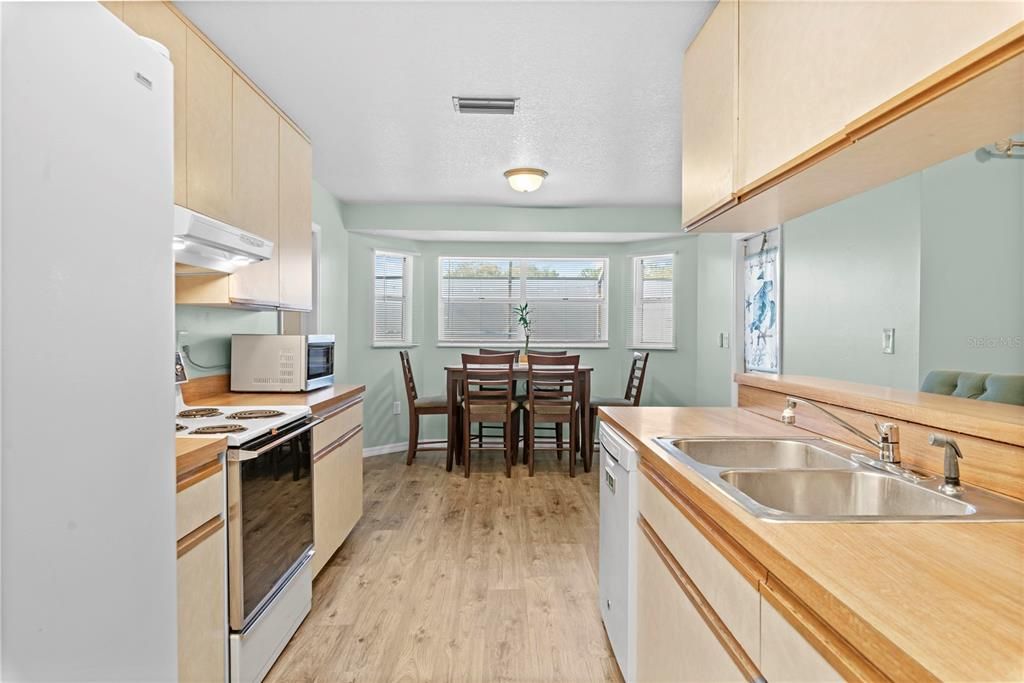 For Sale: $294,800 (2 beds, 2 baths, 1434 Square Feet)