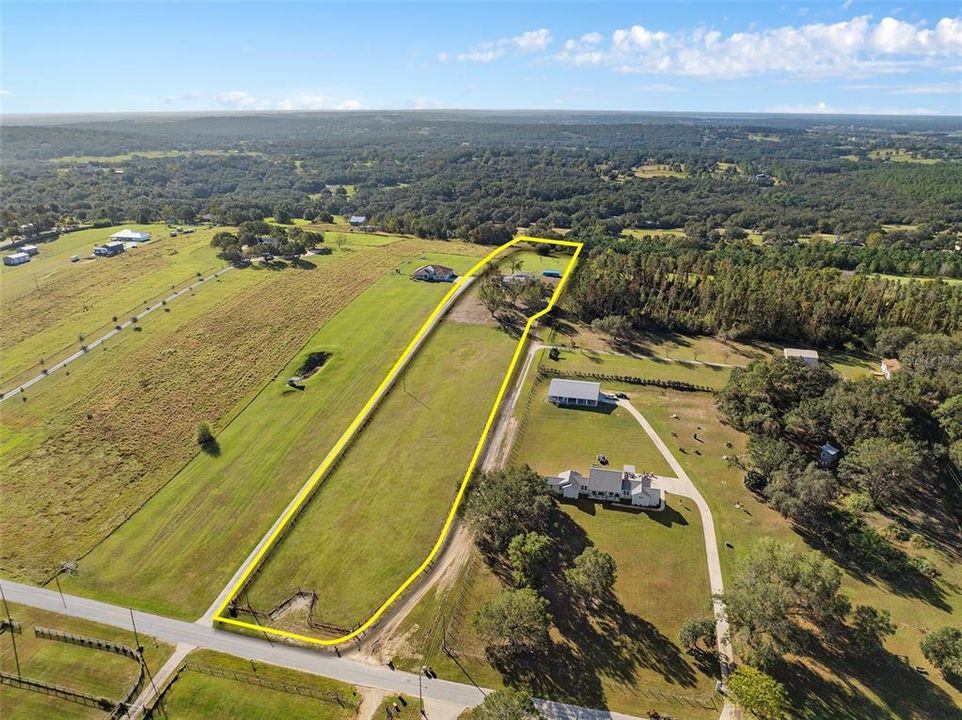 На продажу: $399,500 (4.88 acres)