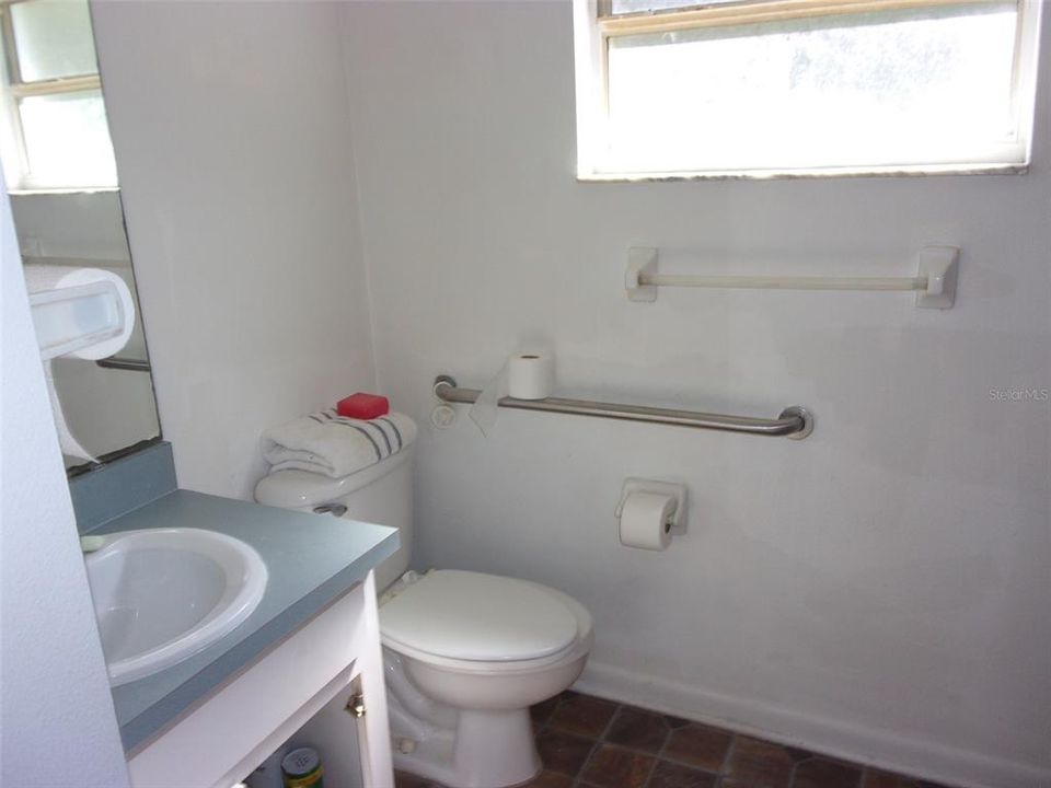 For Sale: $245,000 (2 beds, 1 baths, 962 Square Feet)