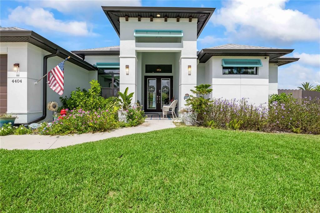 Close up of the entrance - lots of details and beautiful front entry way!