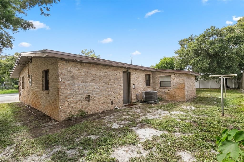 Active With Contract: $239,000 (3 beds, 2 baths, 1720 Square Feet)