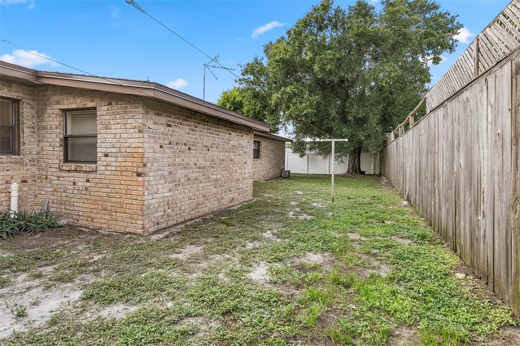 Active With Contract: $239,000 (3 beds, 2 baths, 1720 Square Feet)