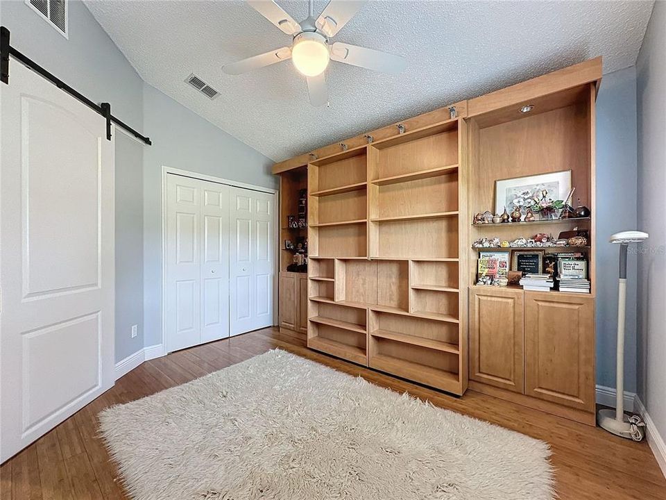 2nd bedroom with Barn door