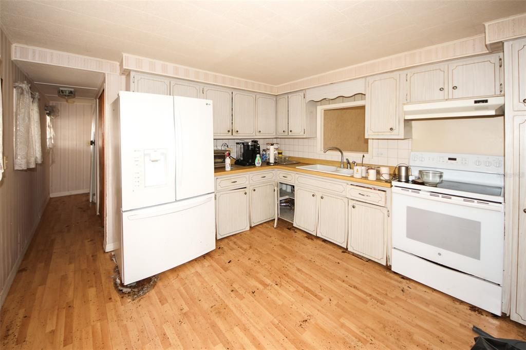 For Sale: $129,900 (2 beds, 2 baths, 808 Square Feet)