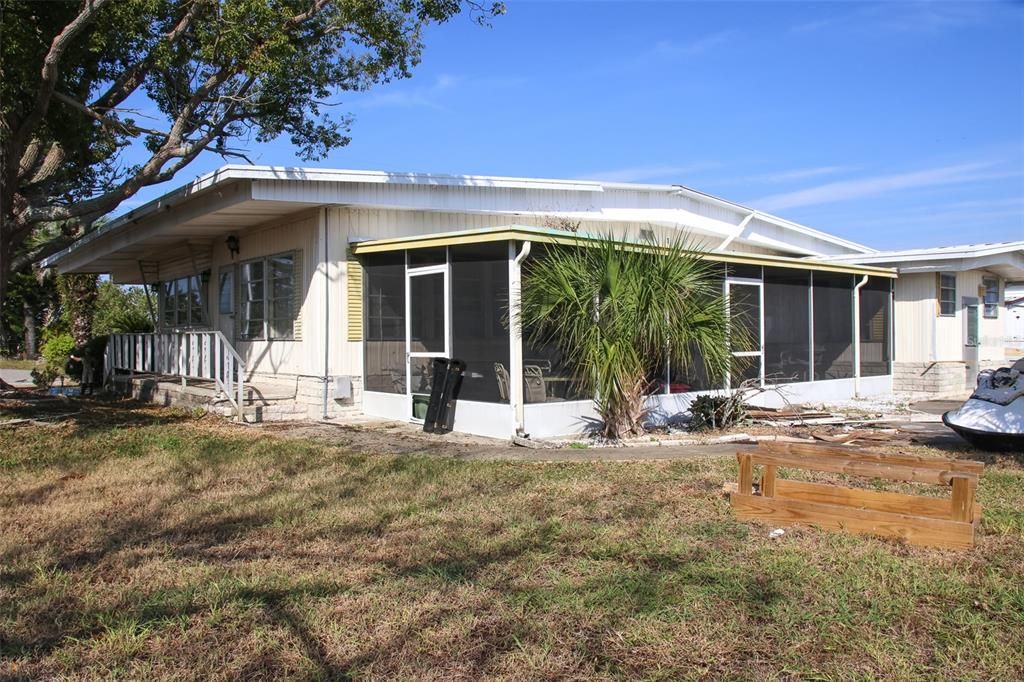 For Sale: $129,900 (2 beds, 2 baths, 808 Square Feet)