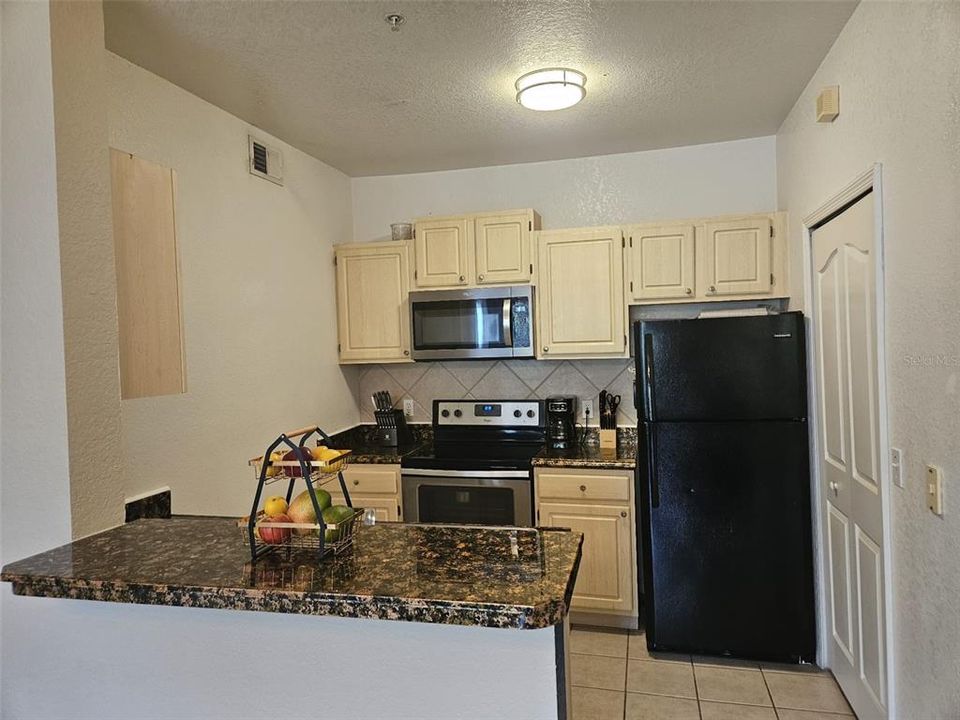 For Sale: $219,000 (1 beds, 1 baths, 636 Square Feet)