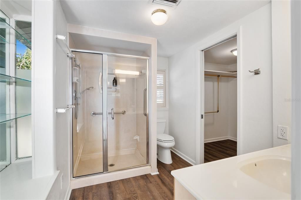 Master Bathroom w/ Walk In Closet