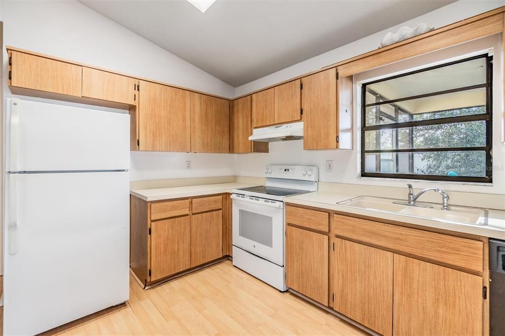 For Sale: $250,000 (2 beds, 2 baths, 1098 Square Feet)