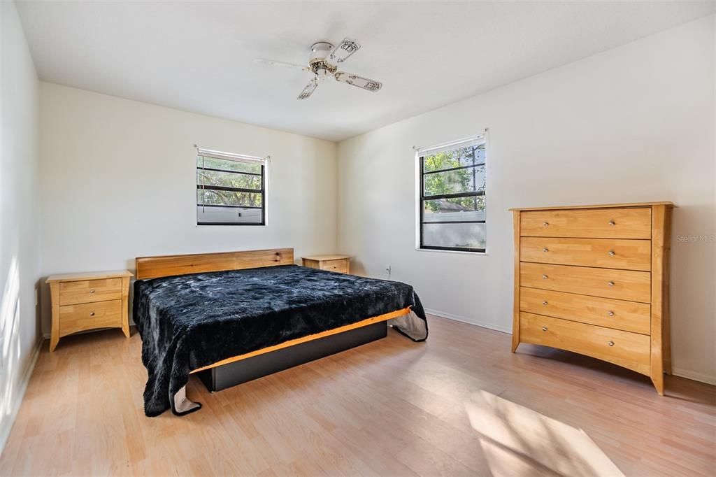 For Sale: $250,000 (2 beds, 2 baths, 1098 Square Feet)