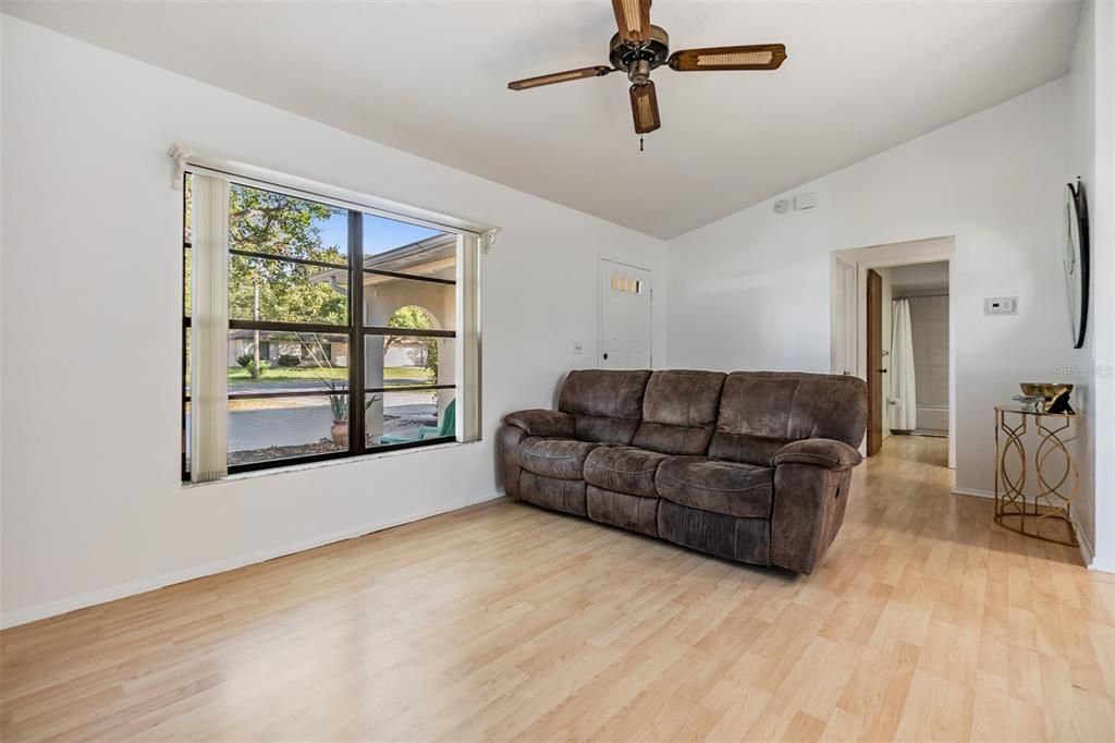 For Sale: $250,000 (2 beds, 2 baths, 1098 Square Feet)