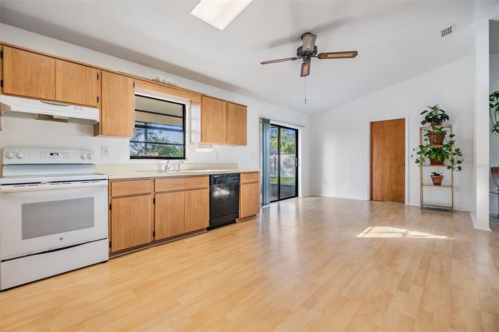 For Sale: $250,000 (2 beds, 2 baths, 1098 Square Feet)