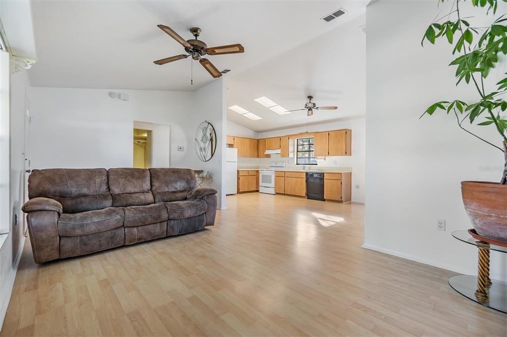 For Sale: $250,000 (2 beds, 2 baths, 1098 Square Feet)