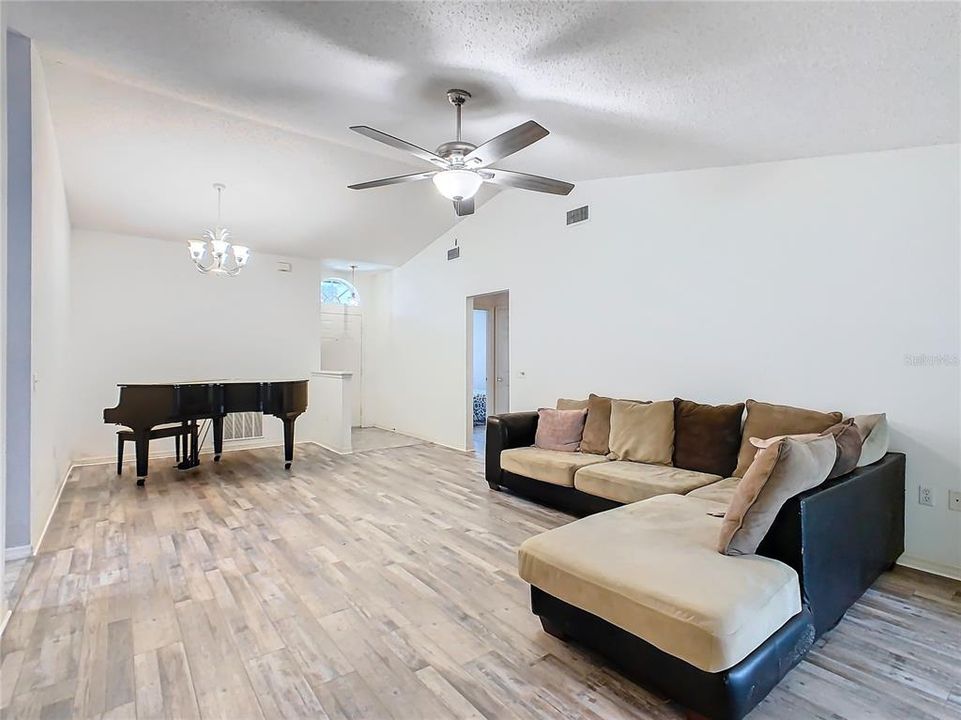 For Sale: $270,000 (3 beds, 2 baths, 1526 Square Feet)