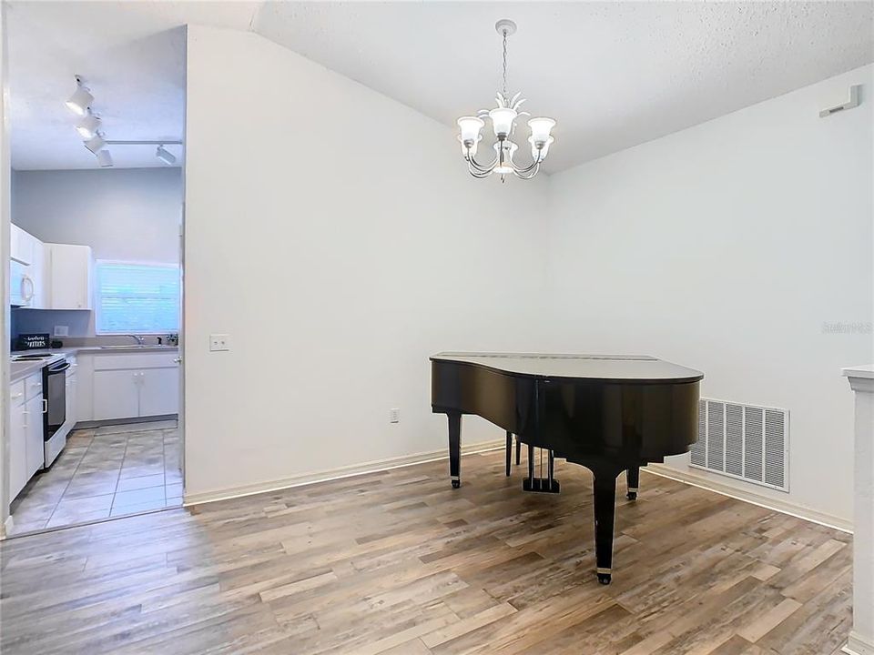 For Sale: $270,000 (3 beds, 2 baths, 1526 Square Feet)