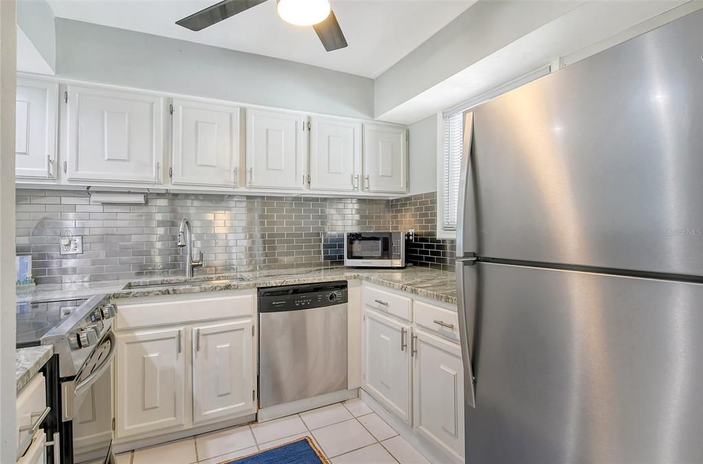 For Sale: $425,000 (1 beds, 1 baths, 691 Square Feet)