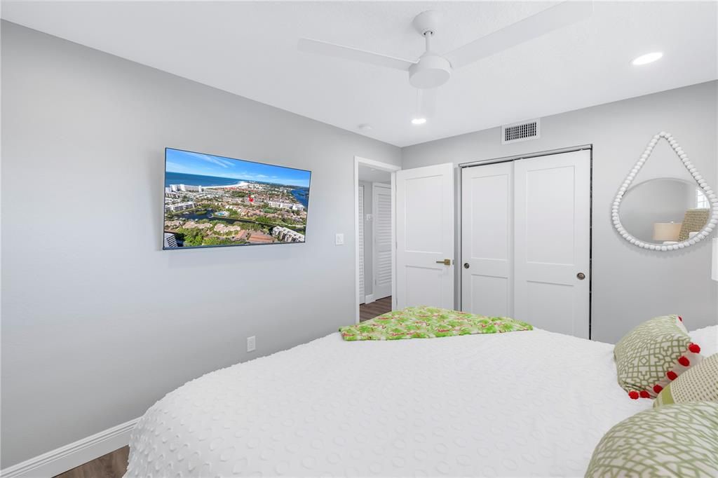 For Sale: $649,900 (2 beds, 2 baths, 929 Square Feet)