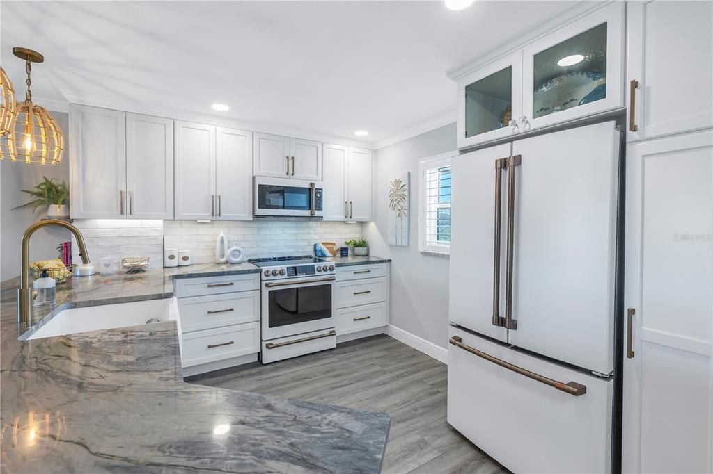 For Sale: $649,900 (2 beds, 2 baths, 929 Square Feet)