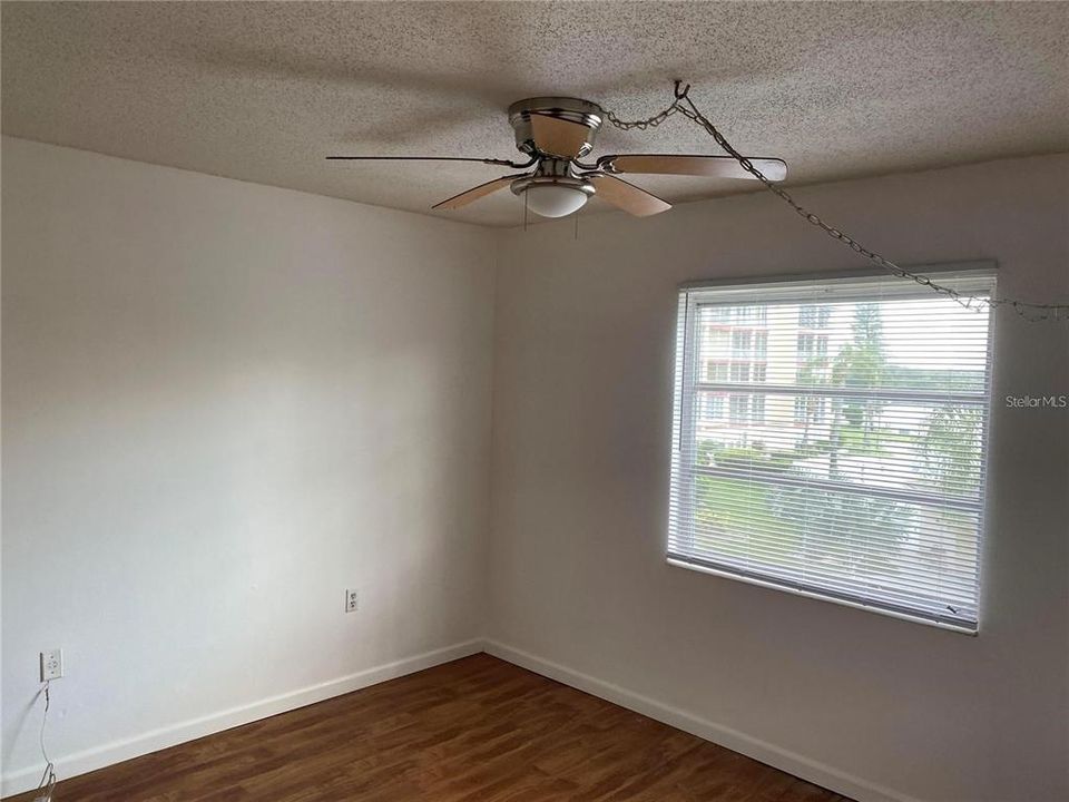 For Rent: $1,300 (2 beds, 1 baths, 912 Square Feet)