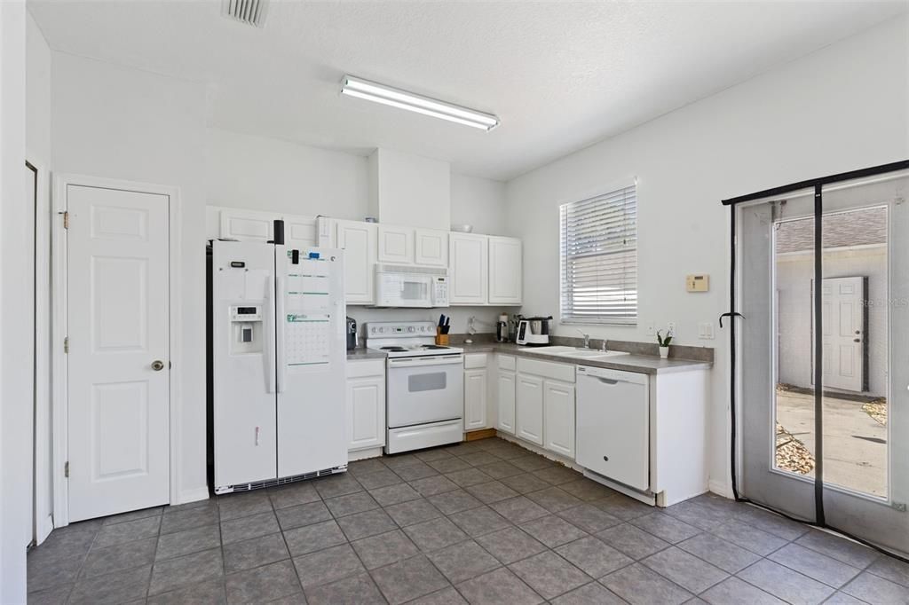 For Sale: $375,000 (2 beds, 2 baths, 1110 Square Feet)