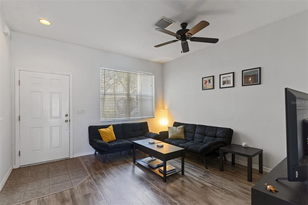 For Sale: $375,000 (2 beds, 2 baths, 1110 Square Feet)