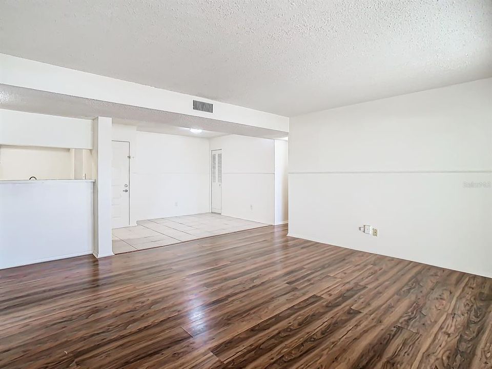 For Sale: $180,000 (2 beds, 2 baths, 1083 Square Feet)