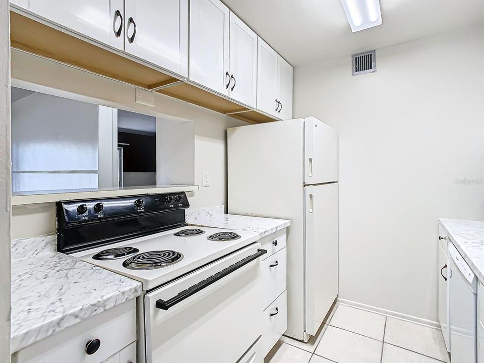 For Sale: $180,000 (2 beds, 2 baths, 1083 Square Feet)