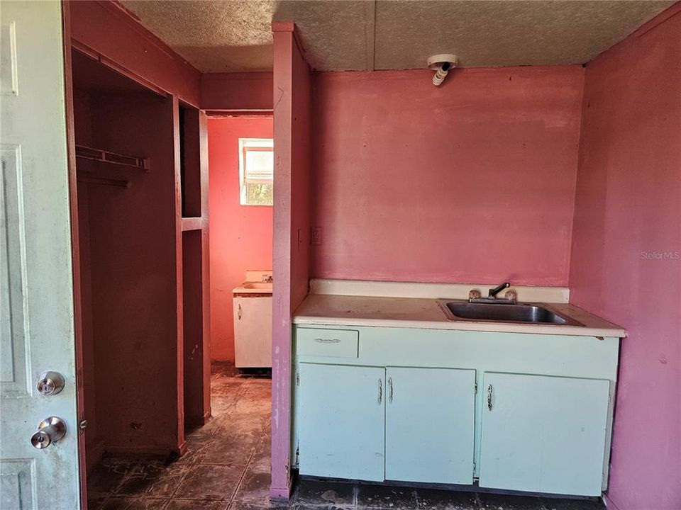 For Sale: $299,000 (2 beds, 1 baths, 800 Square Feet)