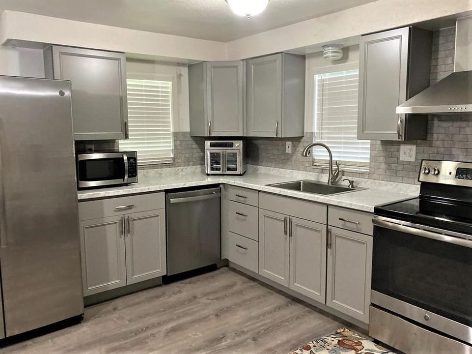 For Sale: $299,000 (2 beds, 1 baths, 800 Square Feet)