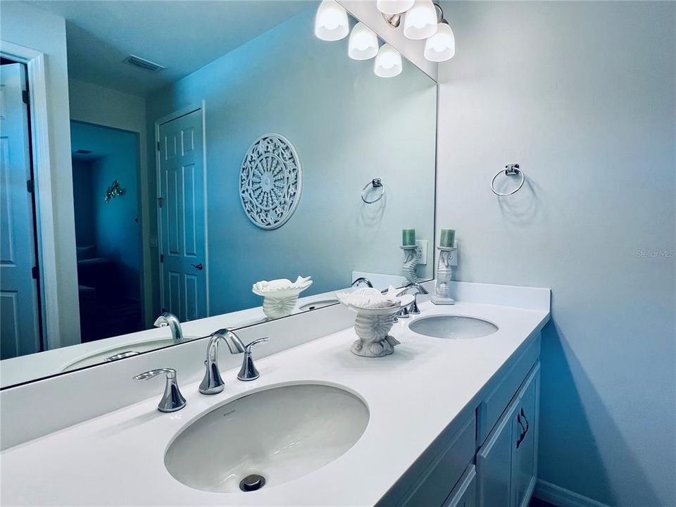 Master en-suite with dual sinks