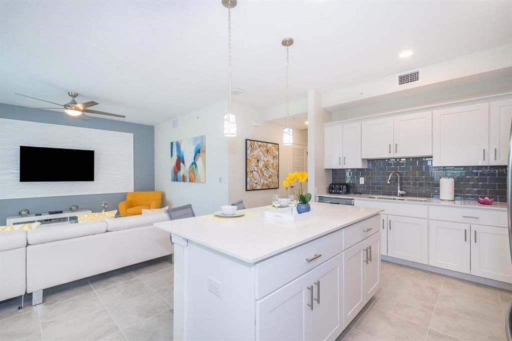 For Sale: $359,900 (2 beds, 2 baths, 1186 Square Feet)