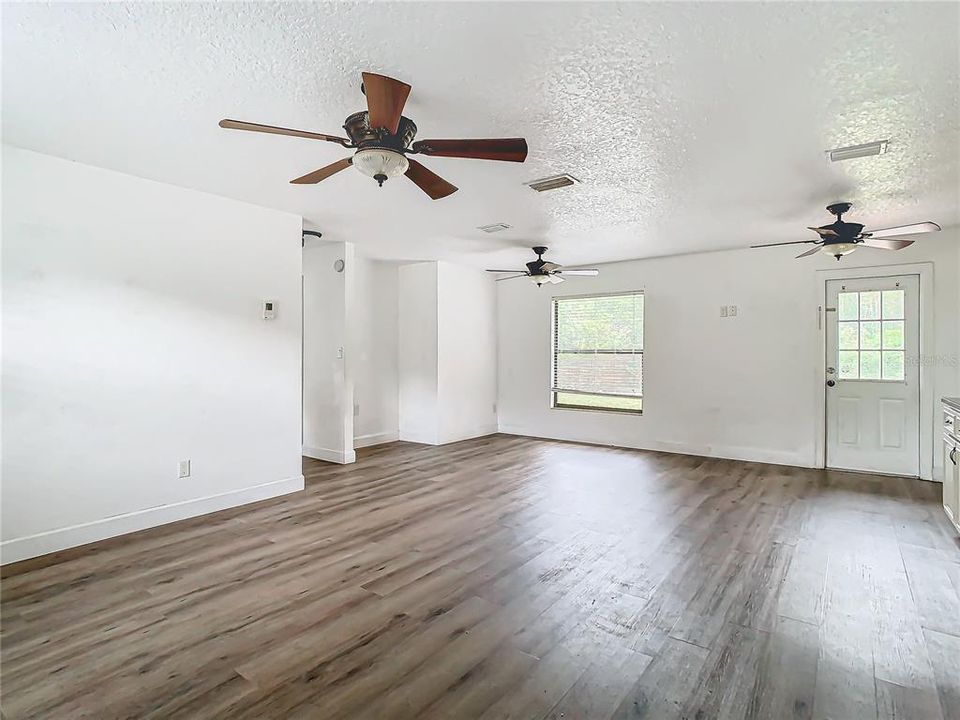 For Sale: $275,000 (3 beds, 2 baths, 1056 Square Feet)