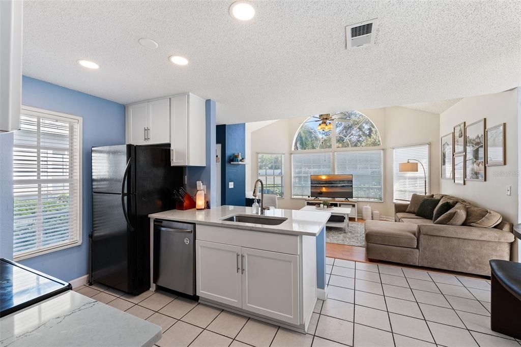 For Sale: $229,900 (2 beds, 2 baths, 1128 Square Feet)