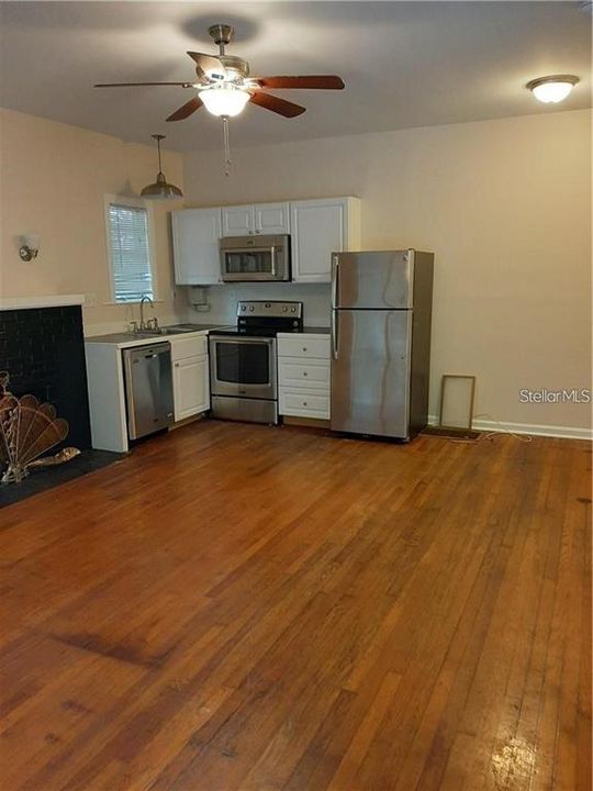 For Rent: $1,600 (1 beds, 1 baths, 700 Square Feet)