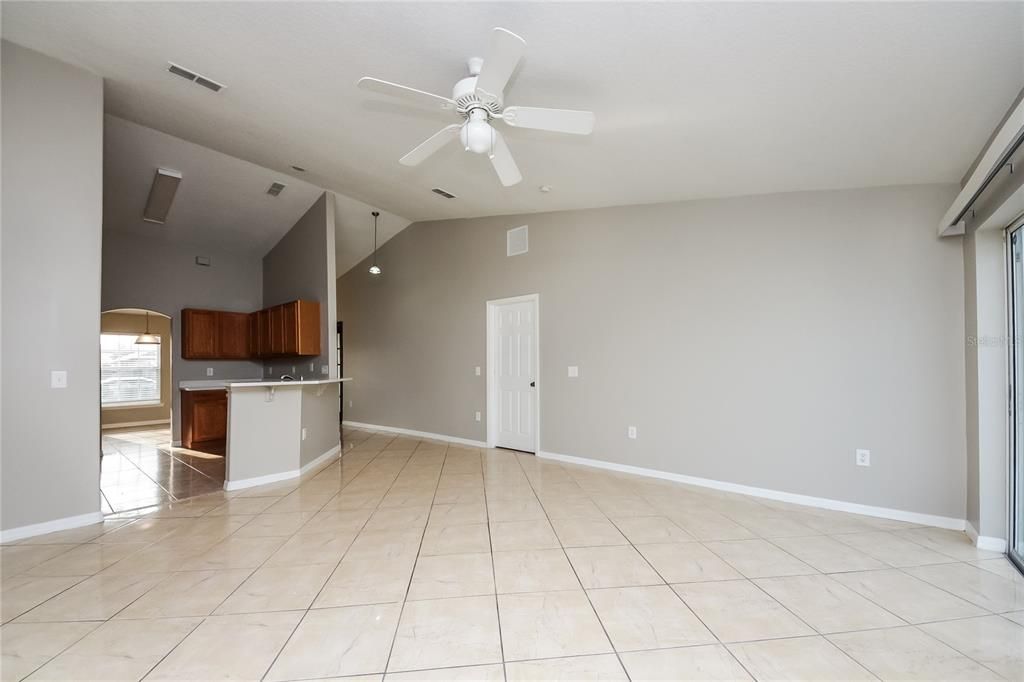 For Rent: $1,925 (4 beds, 2 baths, 1574 Square Feet)