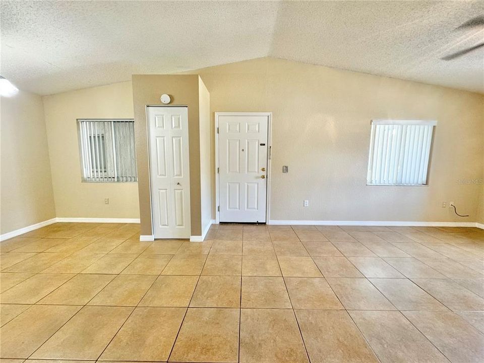 For Rent: $1,150 (1 beds, 1 baths, 648 Square Feet)