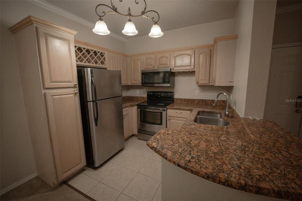 For Sale: $189,000 (2 beds, 1 baths, 933 Square Feet)