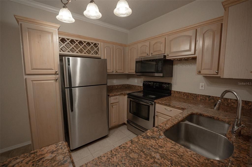 For Sale: $189,000 (2 beds, 1 baths, 933 Square Feet)