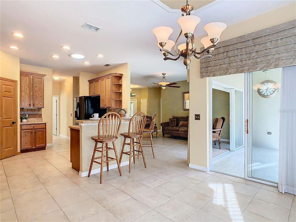 KITCHEN WITH BREAKFAST BAR